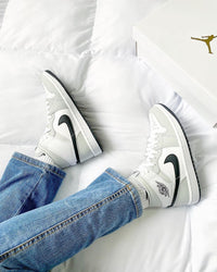 AIR JORDAN 1 MID WHITE LIGHT SMOKE GREY
