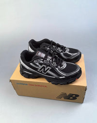 New Balance black 740
